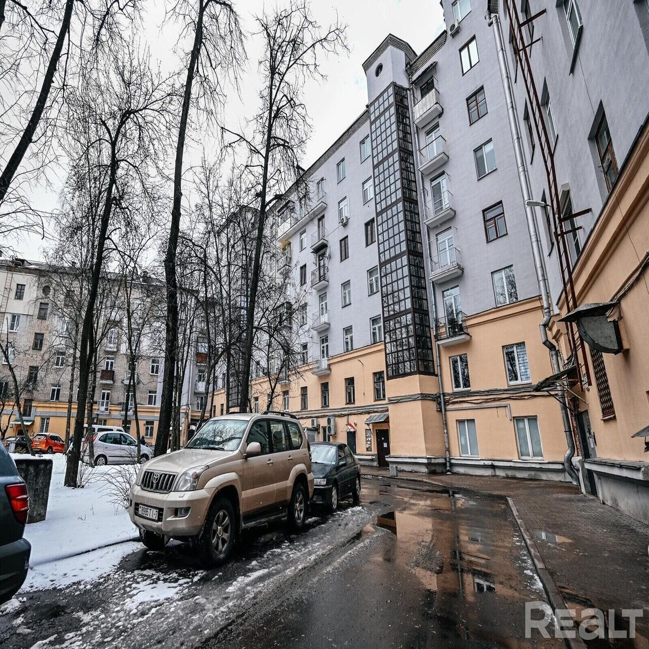 Видели этот дом в центре Минска с лифтом снаружи? Здесь продается квартира  с трехметровыми потолками — последние Новости на Realt