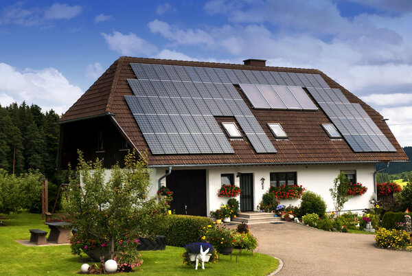 Пример частного дома с солнечными панелями